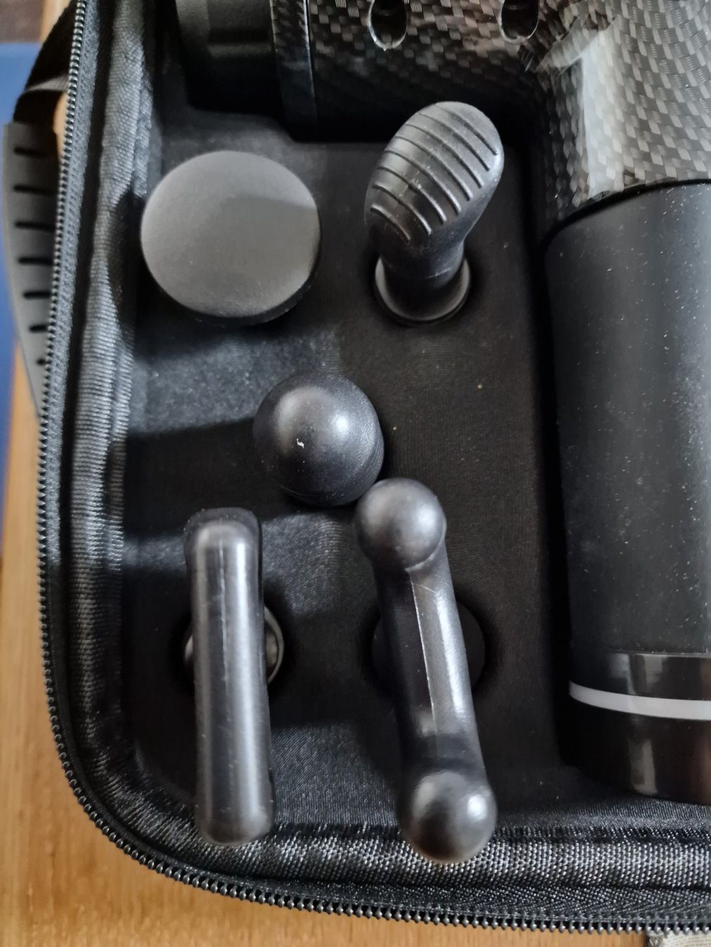 Massagegeräte: Massagepistole mit Carbonoptik NEU N.P.80Fr. – Neu und originalverpackt aus Uster von Rosmarie1958 1
