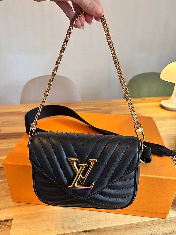 Borse da donna: Louis Vuitton New Wave Multi Pochette Umhängetasche – Usato da Wattenwil venduto da flu_6v27 1