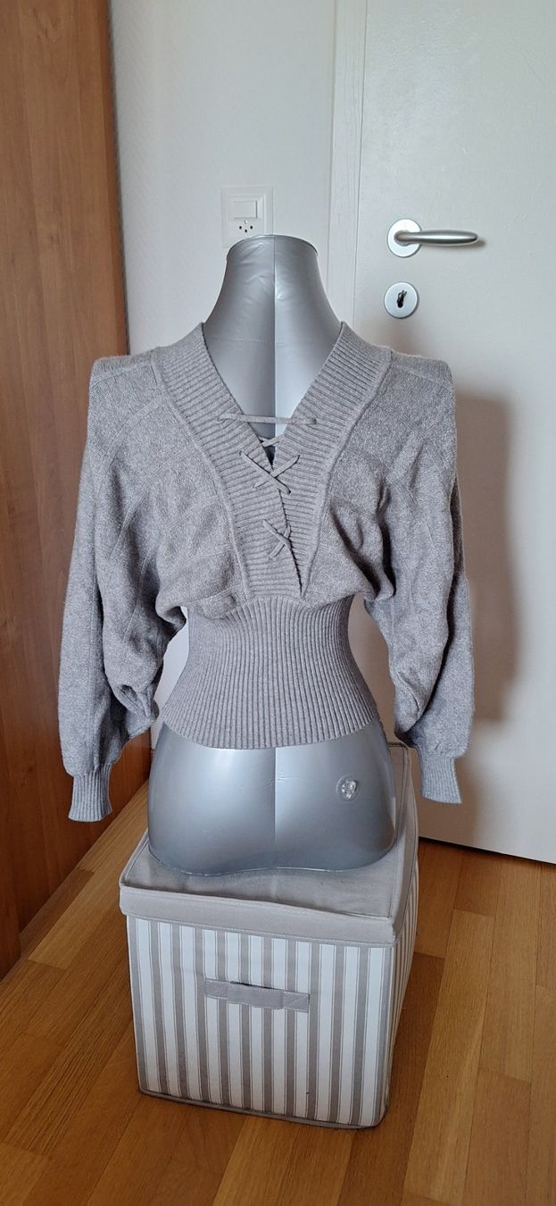 Maglioni & Felpe: joli pull gris, dos laçé – Nuovo e nell'imballaggio originale da Lussery-Villars venduto da pousinete02 4