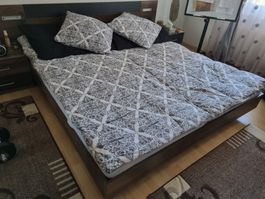 Doppelbett 180/200cm,  mit Lattenrost und Nachttischen Holz.
