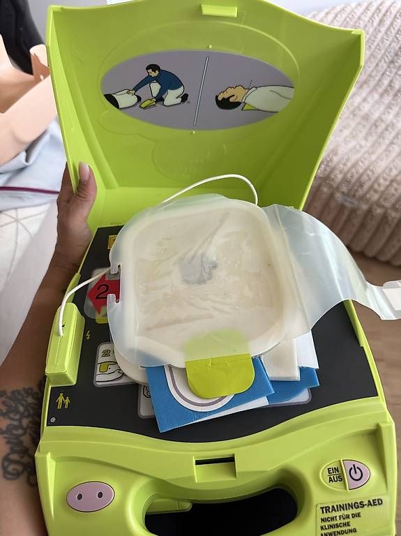Attrezzature mediche: Defibrillator Zoll AED Plus® Trainer – Usato da Regensdorf venduto da Jessicamirandakoller 2