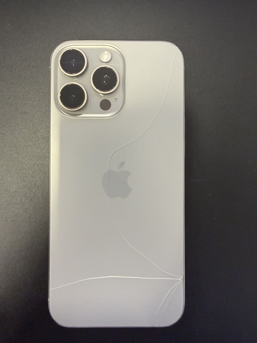 Apple Telefoni cellulari / Smartphones: Apple iPhone 16 Pro Max Titan 256 GB – Usato da Adliswil venduto da Grd.092