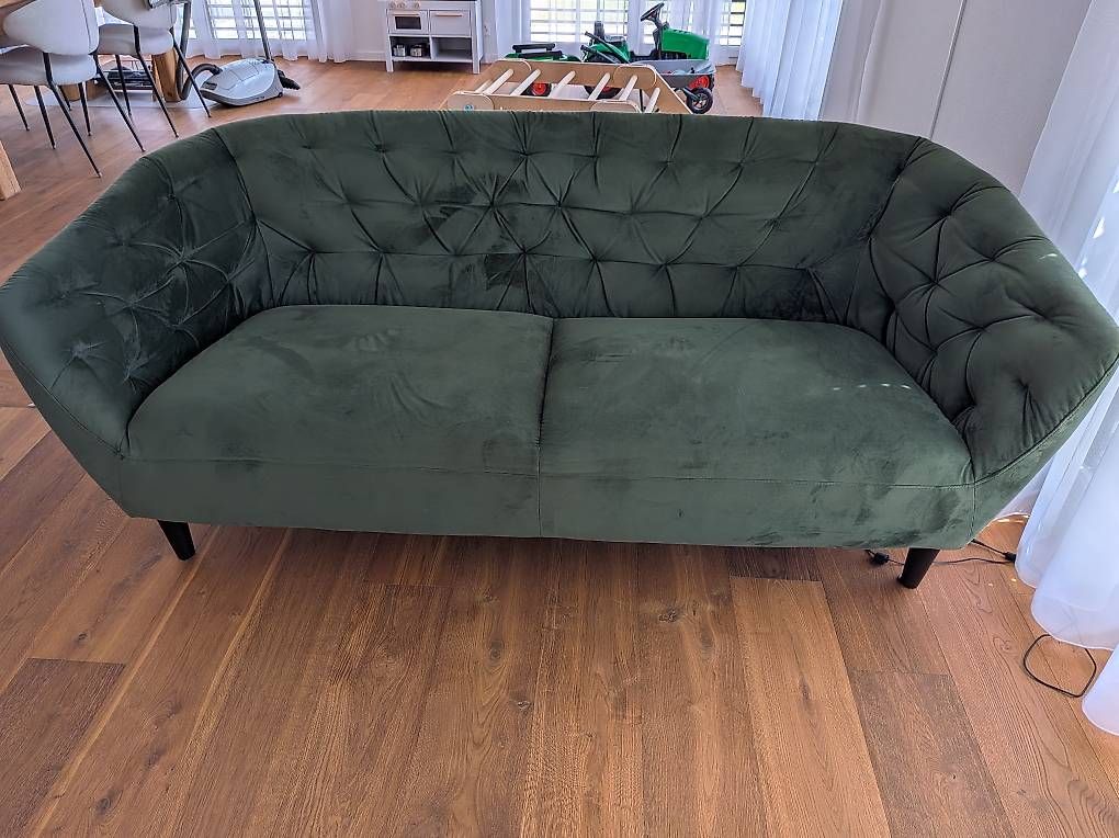 Divani: Sofa in grünem Samtstoff – Usato da Domat/Ems venduto da Carmensita24