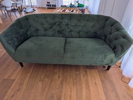 Sofa in grünem Samtstoff
