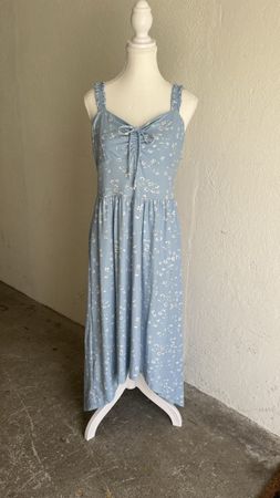 Sommerliches, blaues Blumenkleid - ideal für warme Tage!