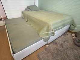Bett mit Auszug, weiss lackiert, Top Zustand!