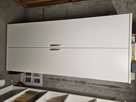 Weisser grosser Schrank