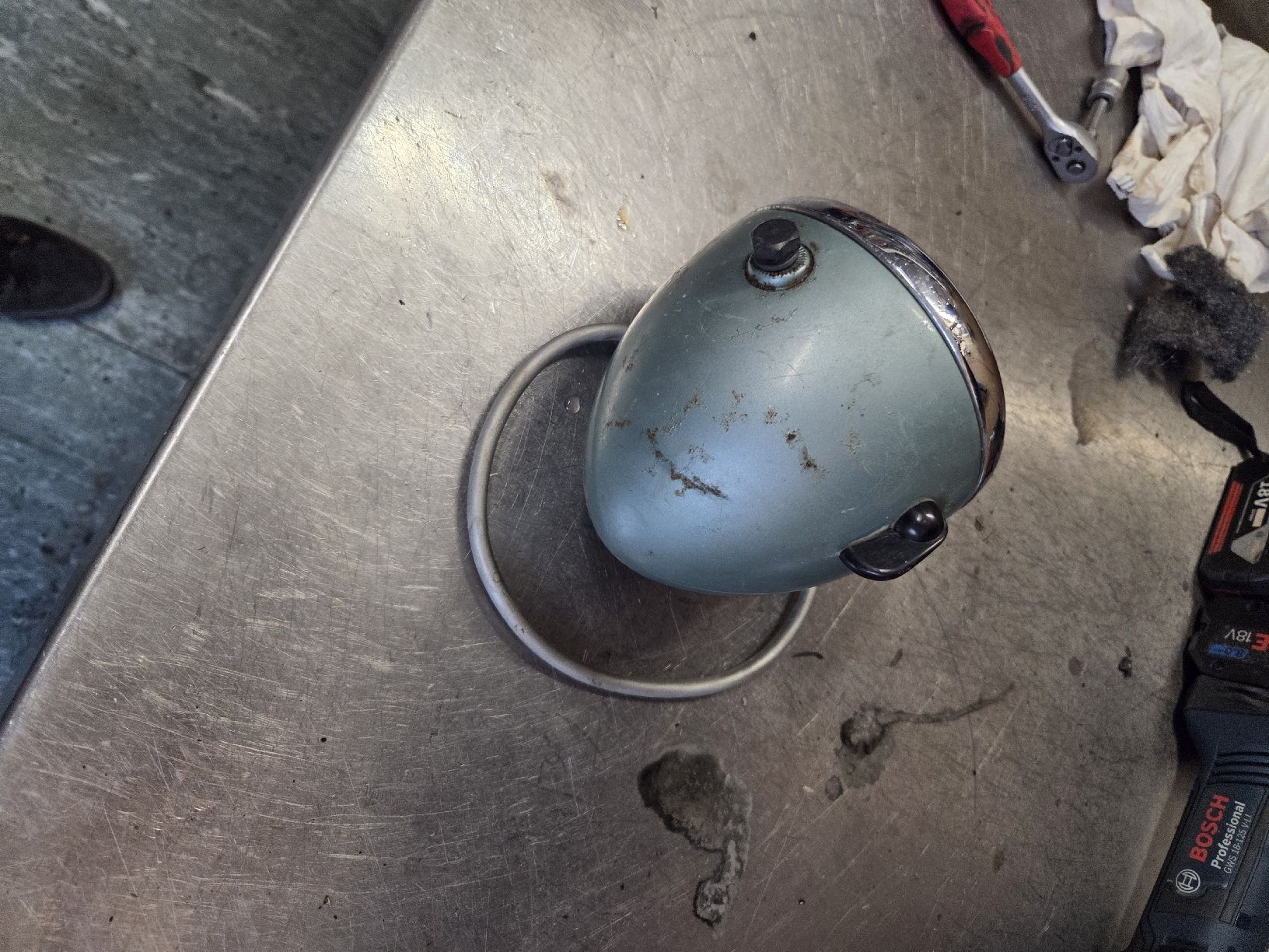 Pièces pour mobylette: Alter Mofa oder Motorrad Scheinwerfer Marke Hella – D'occasion à Eichberg par Schmid-Motos 3