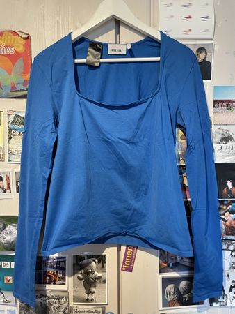 blaues Langarmshirt