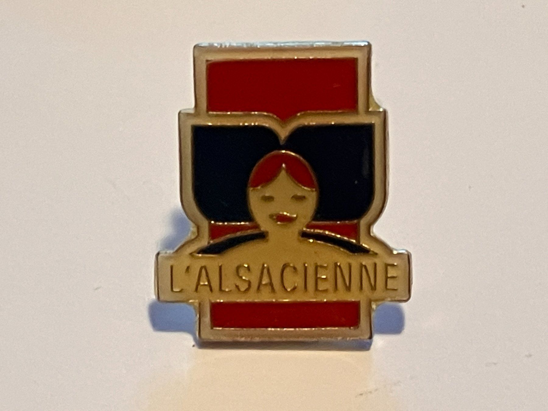 Plaketten & Abzeichen: 1 Pin L'Alsacienne – Gebraucht aus Basel von djwwpp