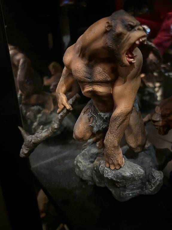 Figuren: "Neil Andrythal" Statue von Mark Newman – Gebraucht aus Zürich von samg00dy 2