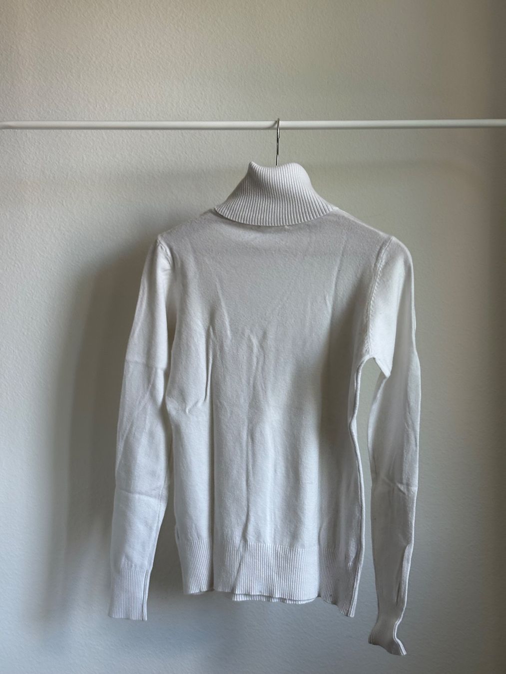 Pulls & Sweat-shirts: weisse Dolcevita – D'occasion à Zürich par bbbggg 1