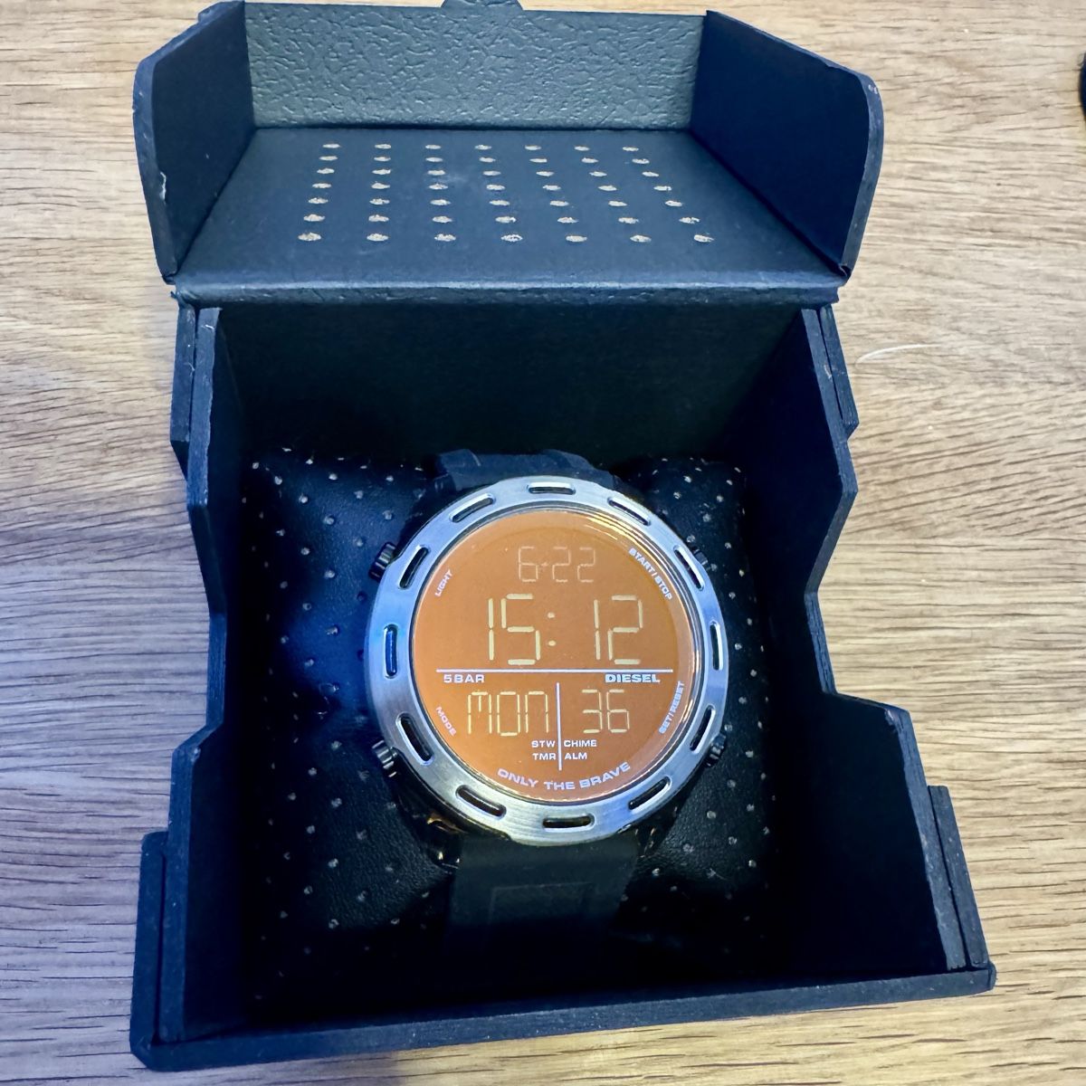 Diesel Orologi: Diesel Digitaluhr Crusher – Nuovo e nell'imballaggio originale da Löhningen venduto da Jeremy_Schlatter 1
