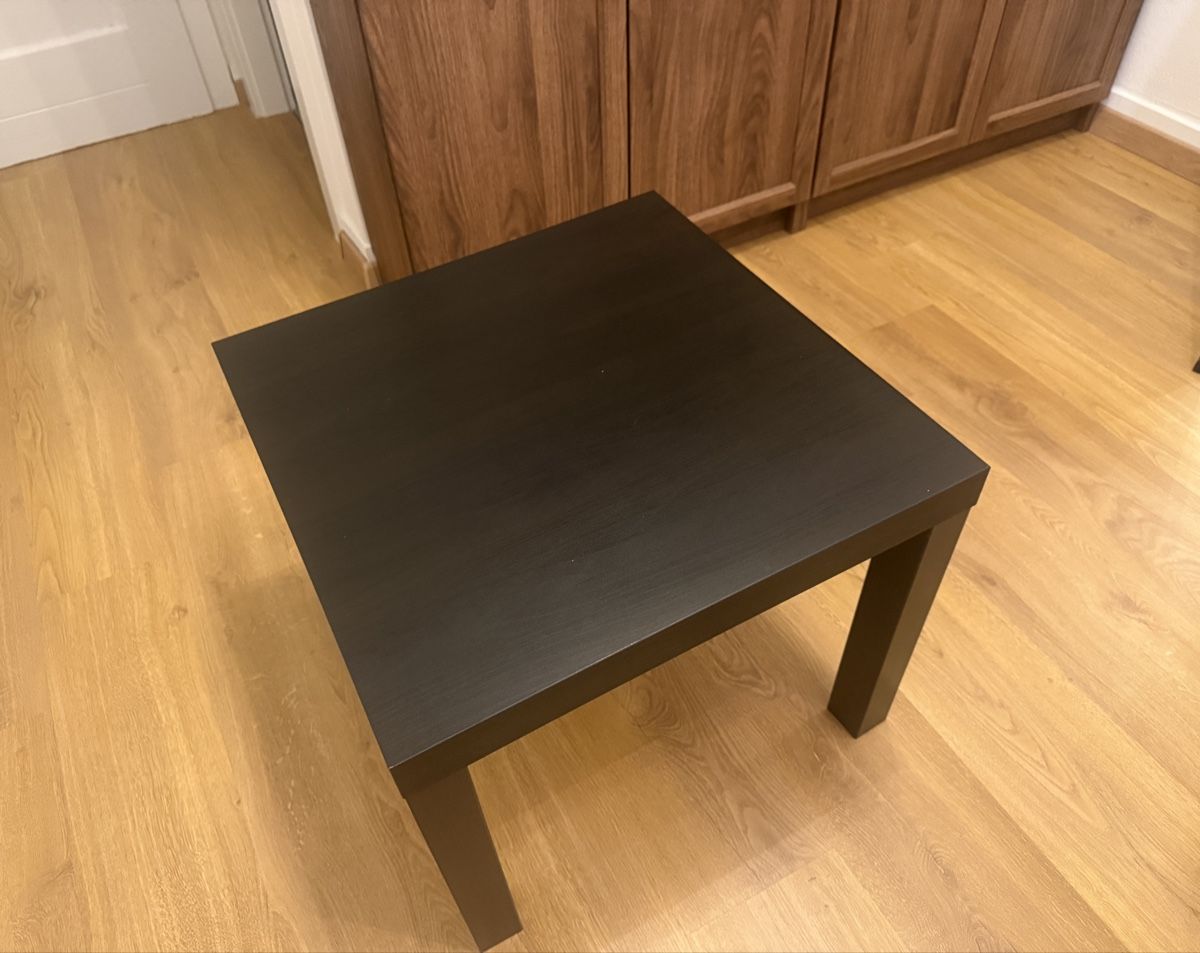 Tavoli: Table dark wood square side table good condition – Usato da Neuchâtel venduto da ami_fl7g
