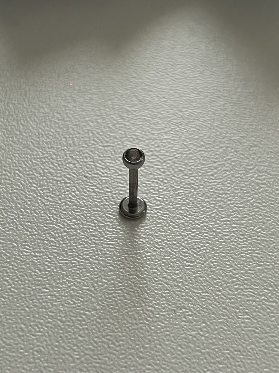 Piercingschmuck: Helix Piercing mit kleinem Stein – Gebraucht aus Brislach von ale_t9y7