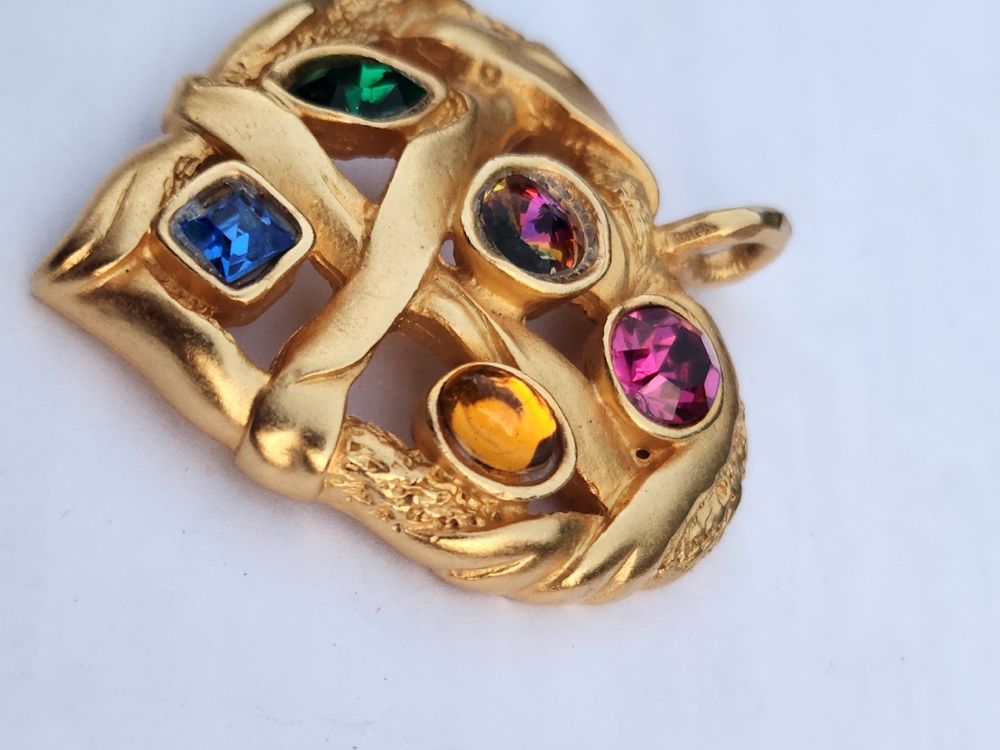 Goldfarbener Herzanhänger mit bunten Schmucksteinen. (Gebraucht) in St ...
