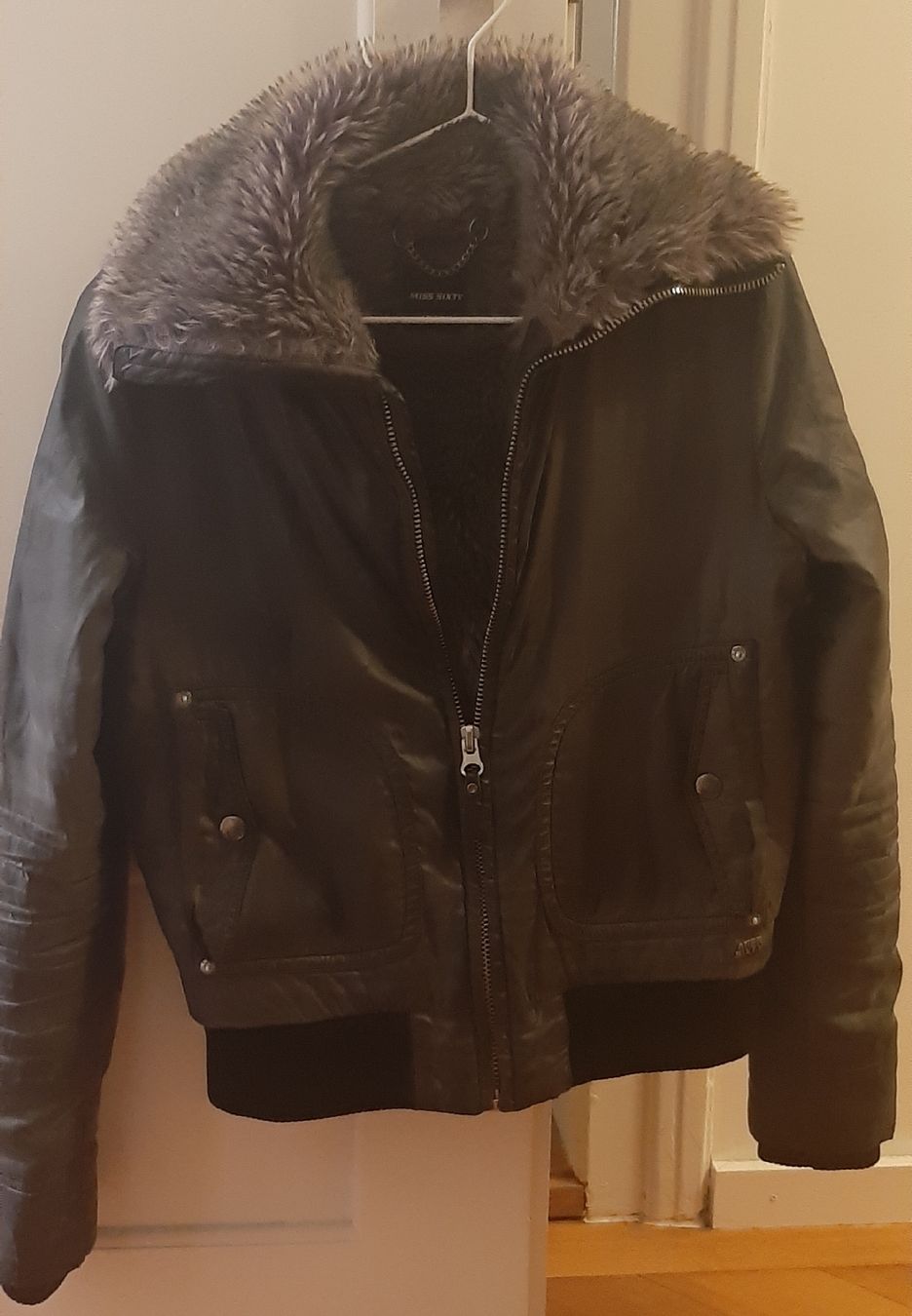 Miss Sixty Giacche: Einzigartige MISS SIXTY Jacke mit fell - Gr. S – Nuovo (secondo la descrizione) da Zürich venduto da Venecia25 7