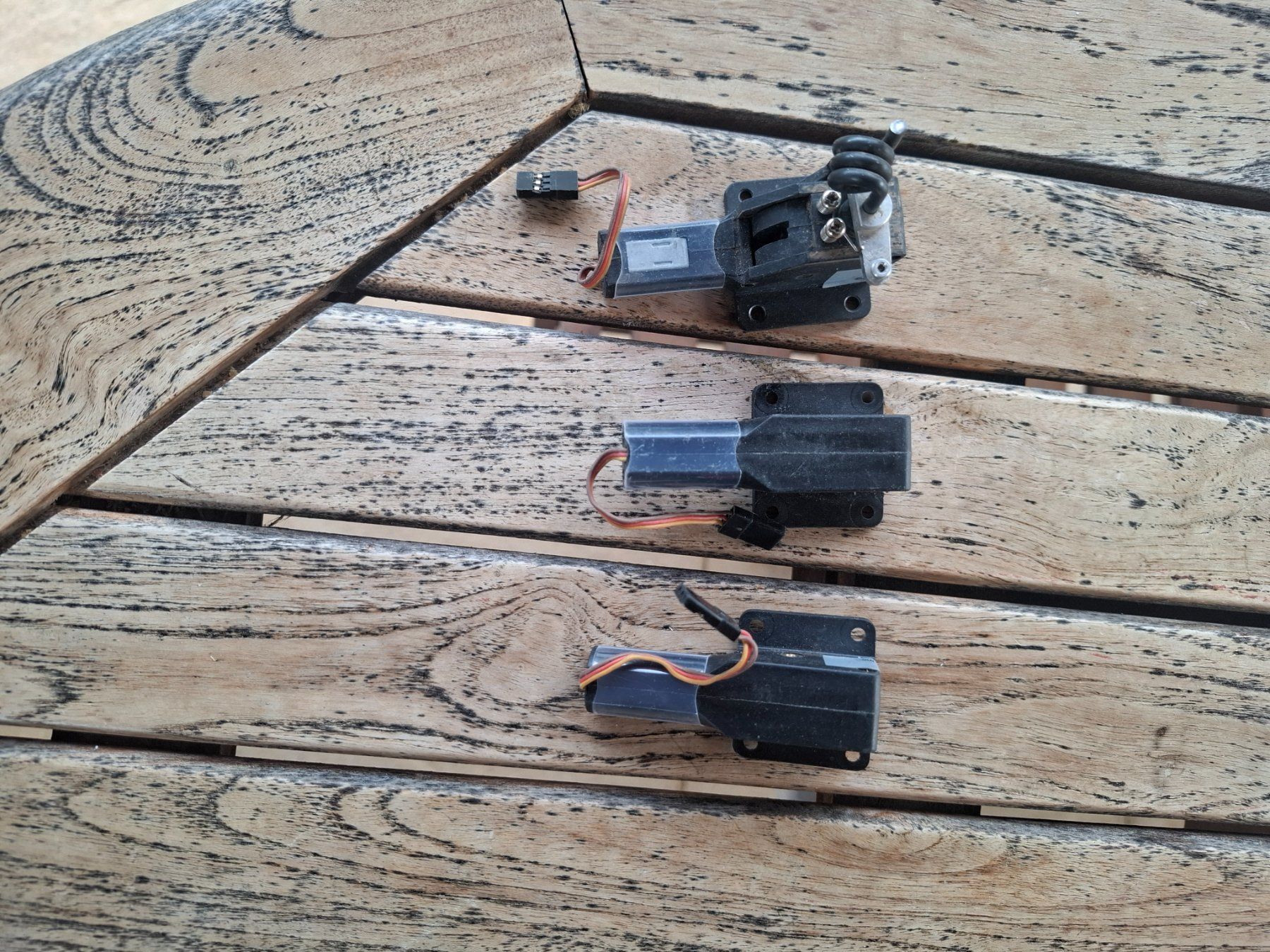 E-Flite Modellismo RC: Lot de 3 microservos pour modélisme, occasion – Usato da grandvillard venduto da ChanceVought 1