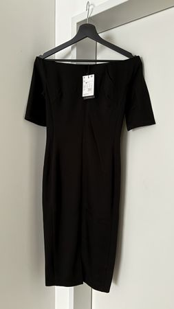 Figurbetontes Kleid in Schwarz NEU 