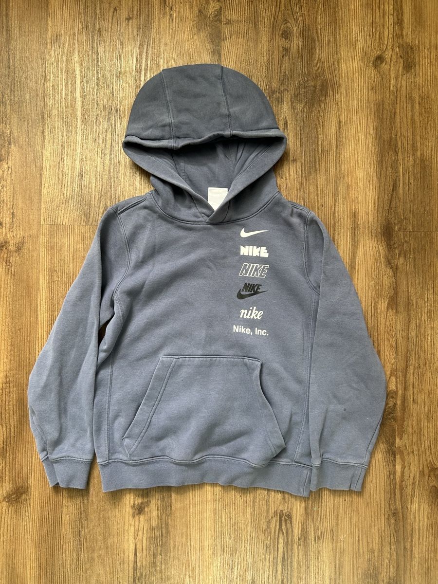 Nike Pullover & Sweatshirts: Pull à capuche Nike enfant taille S 128-137 cm bleu usato – Gebraucht aus Biel/Bienne von Lorenzo2014