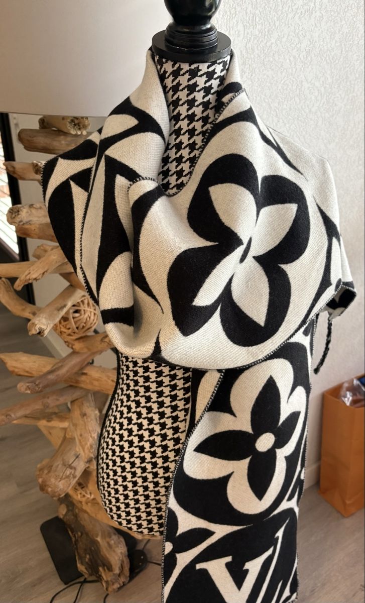 Louis Vuitton Foulard & Sciarpe: ÉCHARPE LOUIS VUITTON ORIGINALE – Usato da Corin de la crête venduto da Charnel49 2