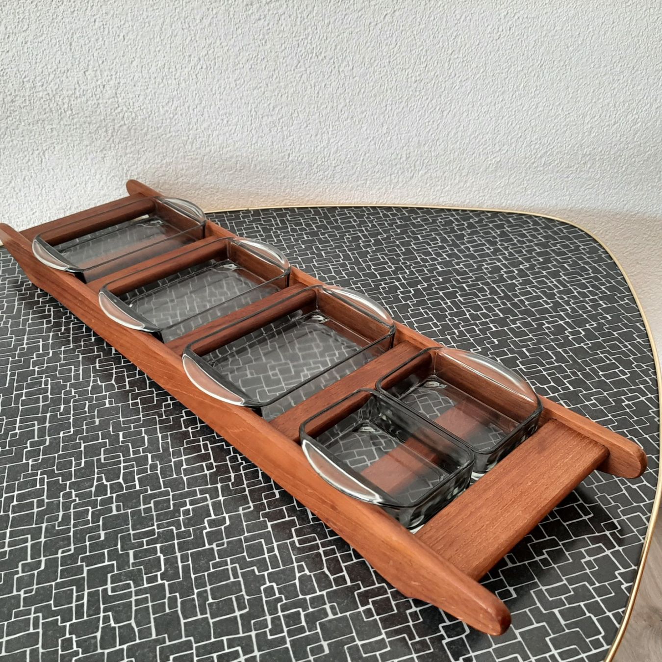 Holmegaard Servierplatten: Mid Century 60er Digsmed Teak Tablett Holmegaard Rauchglas – Gebraucht aus Erschwil von Karabella 2