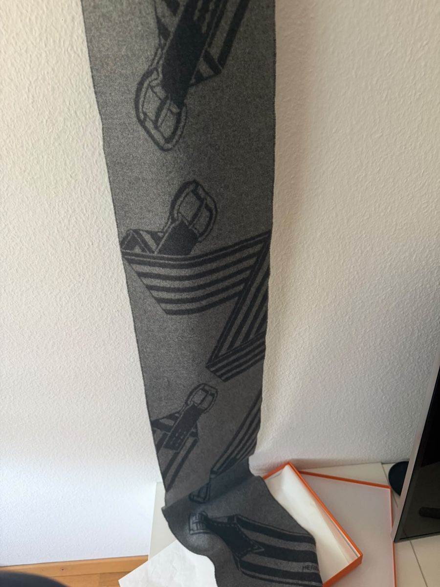 Hermès Foulard & Sciarpe: Hermes Schal Wolle Grau mit Muster und Originalbox – Nuovo e nell'imballaggio originale da Zürich venduto da Divi64 3