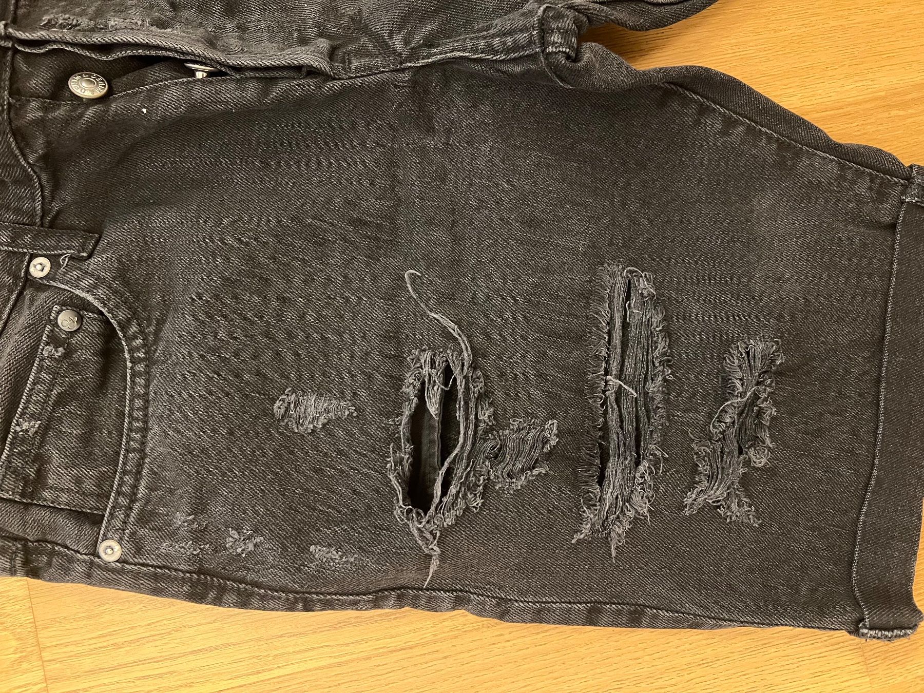 H&M Pantaloni: Schwarze Jeans-Shorts – Usato da Altendorf venduto da wqv_97 2