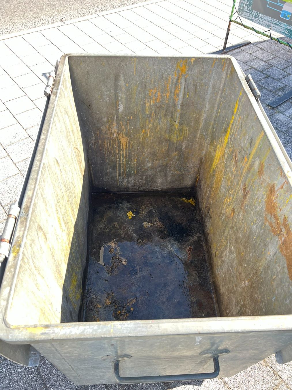 Altro per Ufficio & Commercio: Abfallcontainer Metall verzinkt mit Rädern – Usato da Russikon venduto da proxilia 2