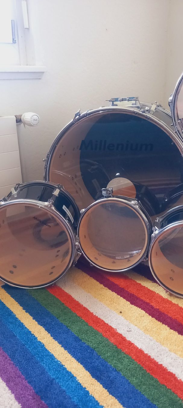 Instruments de musique: Schlagzeug Millenium inkl. Ständer + Stuhl – D'occasion à Kaltbrunn par winston81 2