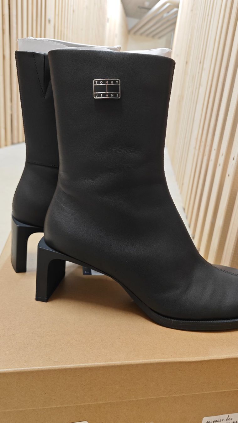 Tommy Hilfiger Damenschuhe: Stiefel Tommy Hilfiger – Neu (gemäss Beschreibung) aus Burgdorf von nas_65x9 6