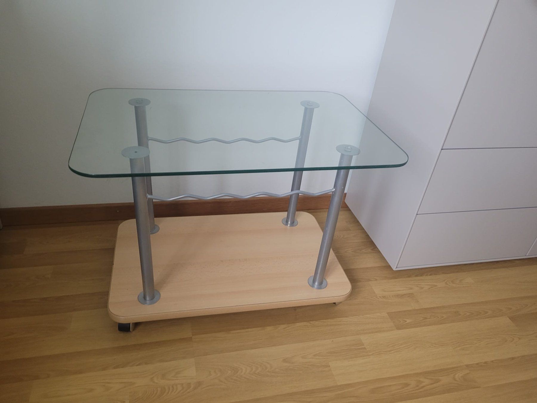 Tische: Eleganter Wohnzimmertisch mit Rollen – Gebraucht aus Ebikon von glebY 1