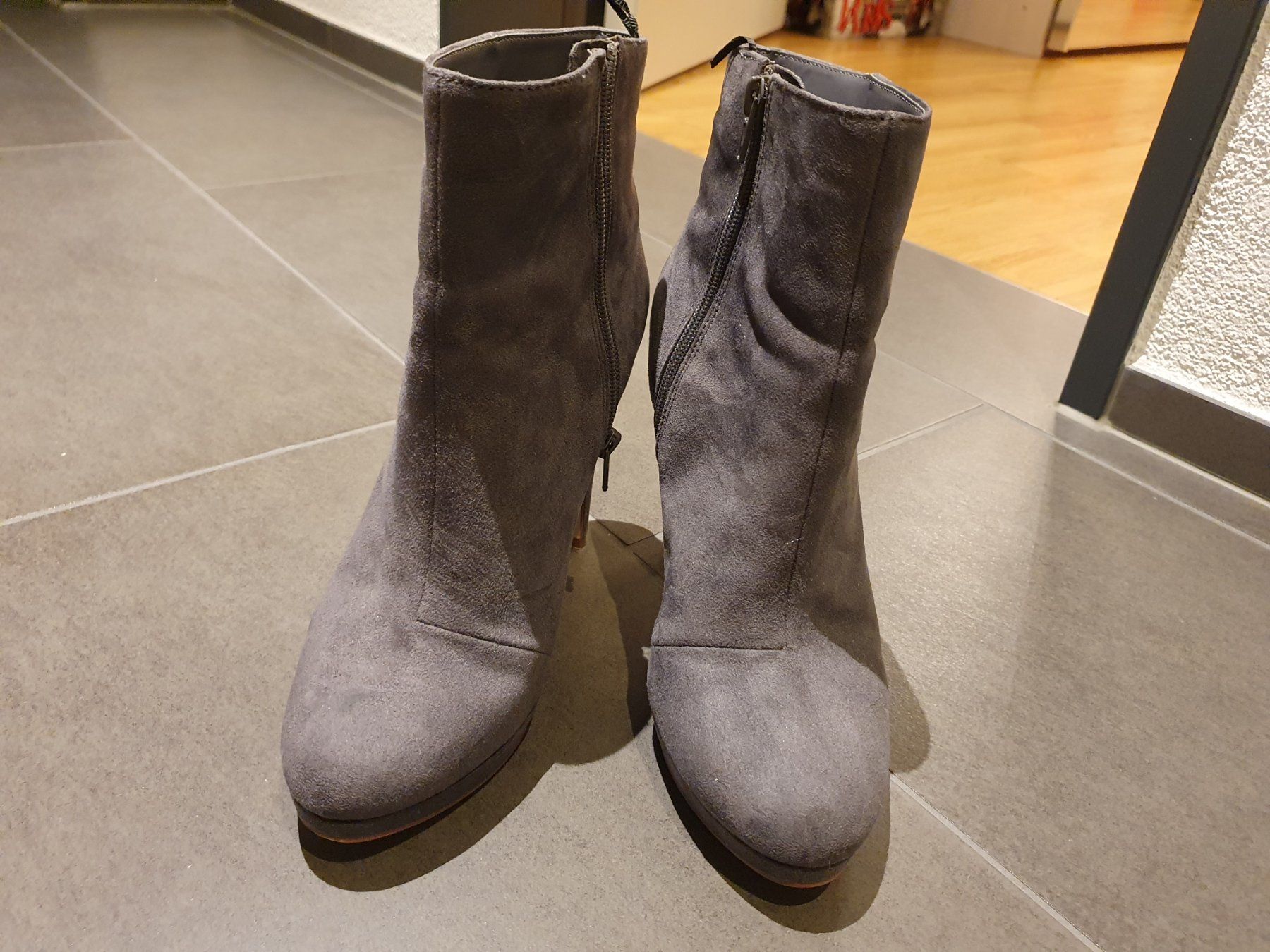 Damenschuhe: Graue Wildleder Stiefeletten, Grösse 39(40) – Gebraucht aus Schübelbach von flo_z6vh 5