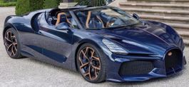 BUGATTI W16 MISTRAL 2023 WITH SHOWCASE BLUECarbon 1/18 NEU