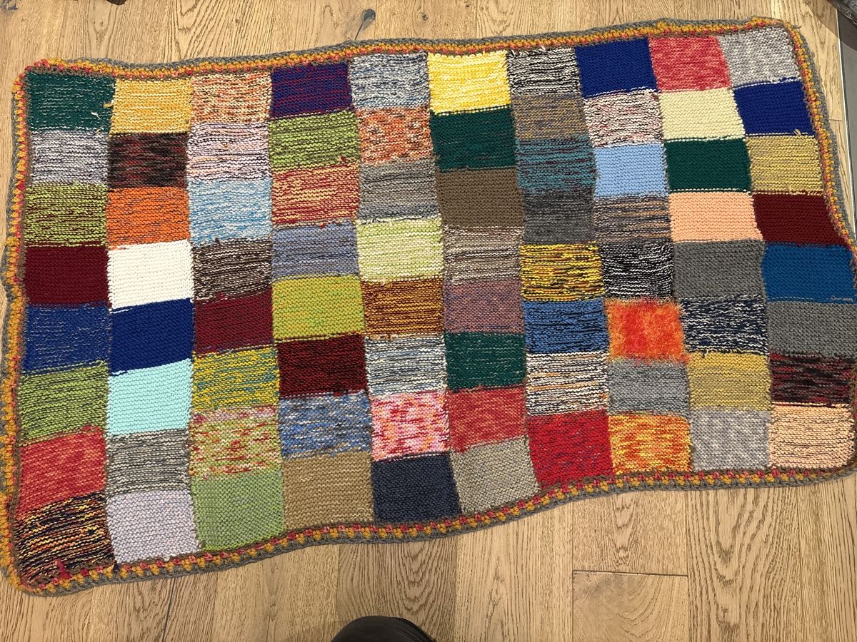 Coperte: Handgestrickte Patchwork-Decke, farbenfroh und einzigartig – Nuovo (secondo la descrizione) da Dietikon venduto da sue_qzb6