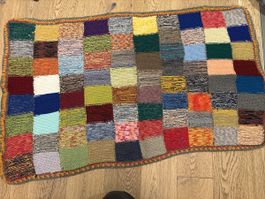 Handgestrickte Patchwork-Decke, farbenfroh und einzigartig