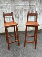 2 tabourets de bar en bois