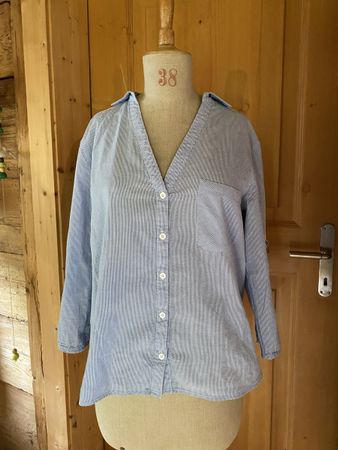 Gestreifte Bluse mit coolem Detail