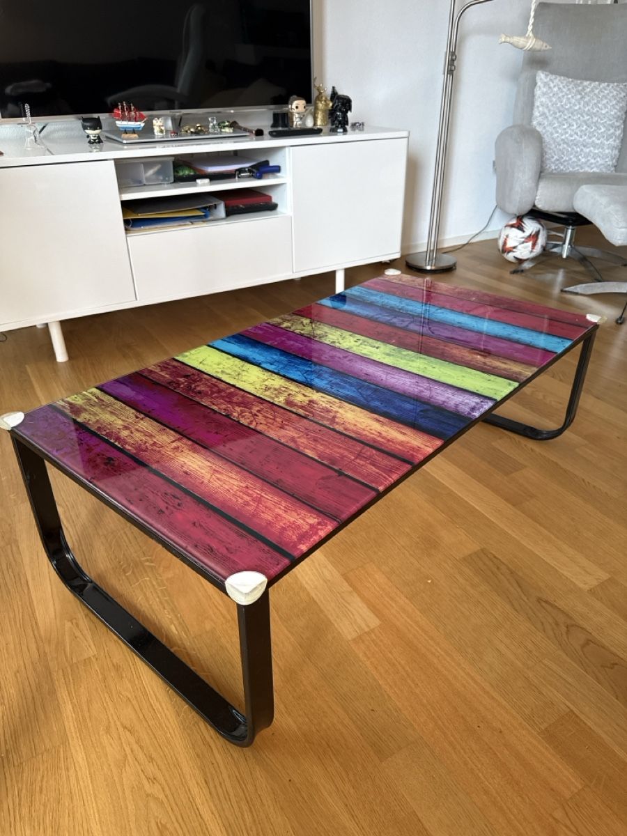 Tavoli: Couchtisch mit Glasplatte und farbigem Design – Usato da Zug venduto da sve_ph8v