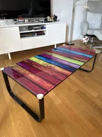 Couchtisch mit Glasplatte und farbigem Design