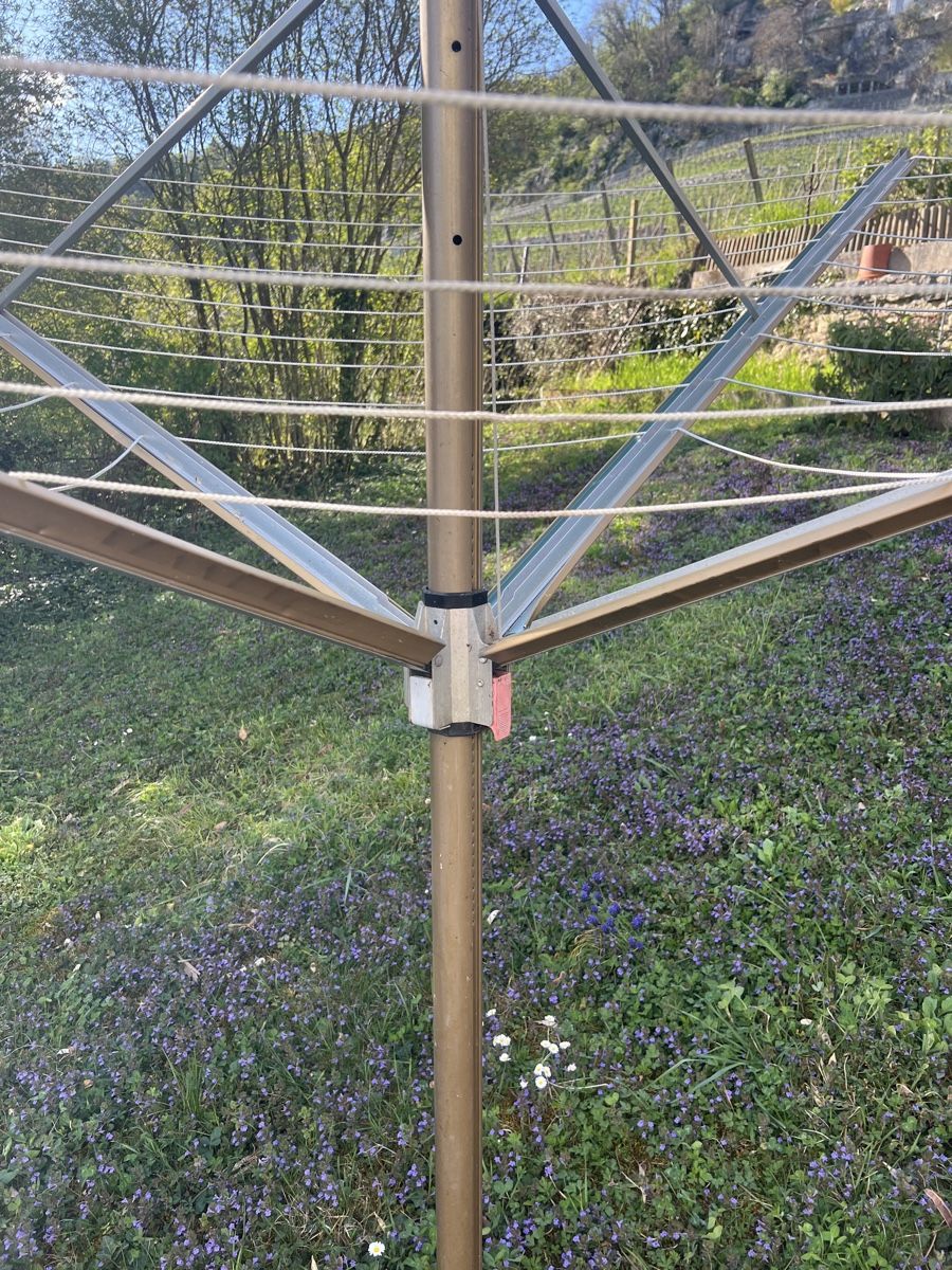 Stewi Stenditoi: Étendoir à linge rotatif de jardin – Usato da La Neuveville venduto da XavierLuke 1