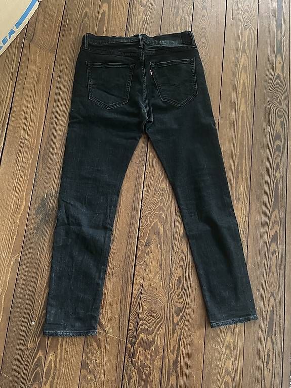 Jeans: Levi's 512 schwarz 32/32 – Usato da Zürich venduto da 3rdmonkey