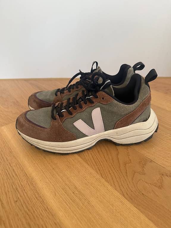 Chaussures femmes: Veja Turnschuhe  – D'occasion à Cham par Neraida