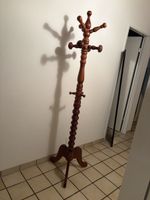 Garderobenständer aus Holz mit Schnitzereien 