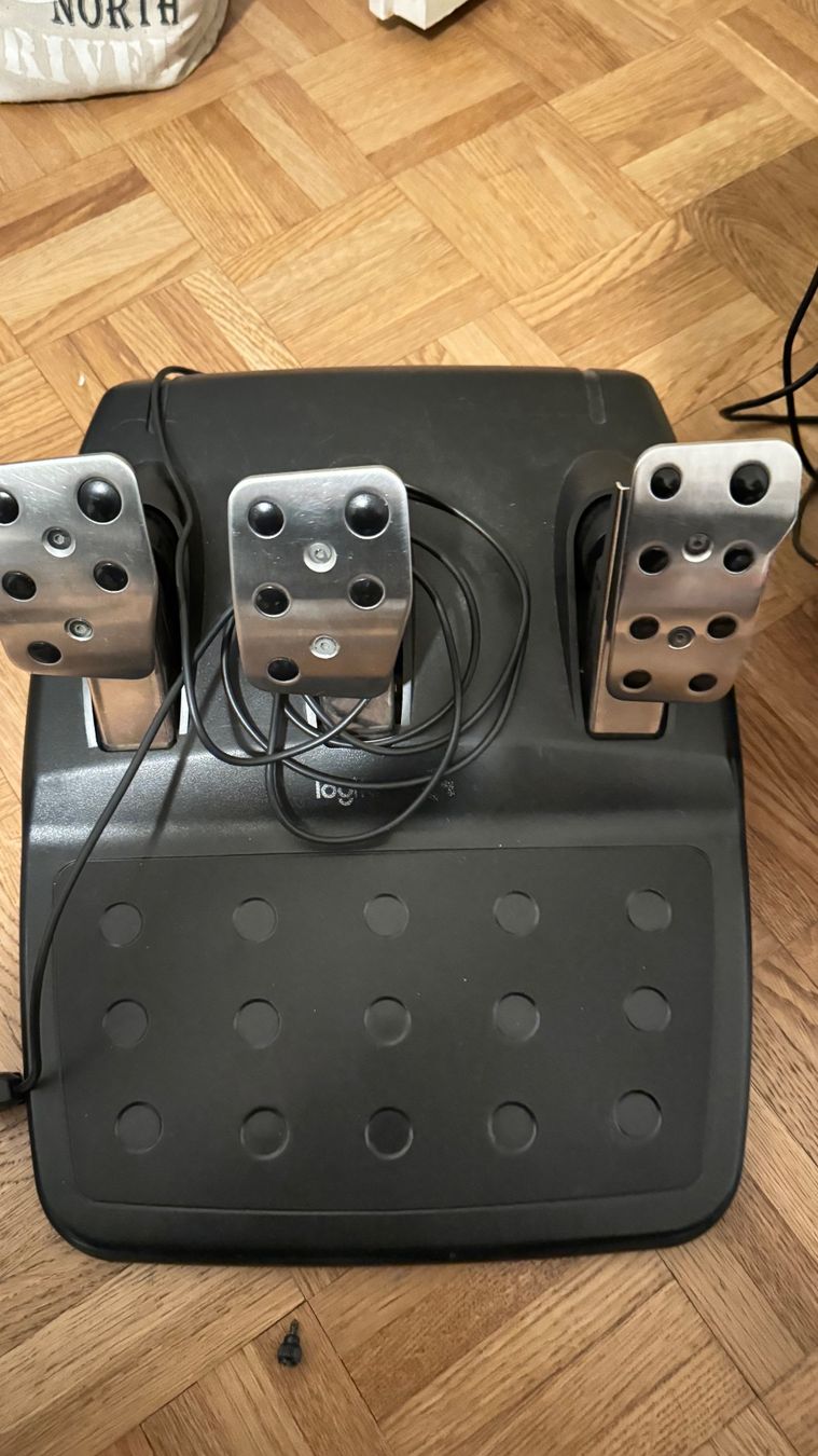 Logitech Manettes: Volant Logitech G920 + pédalier Xbox/PC – D'occasion à Grand-Lancy par dan_pt5p 1