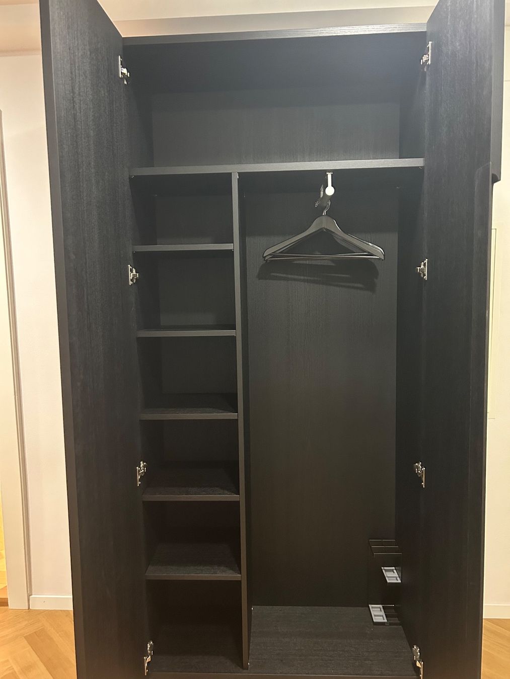 Garderoben- und Kleiderschrank mit 2 Flügeltüren (Gebraucht) in ...