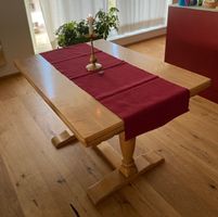 Massiver Tisch, zwei ausziehbare Tischplatten