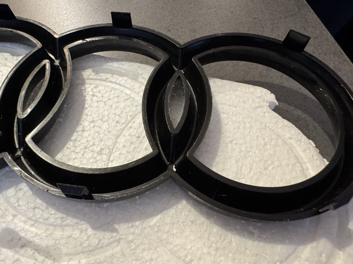 Audi Tutti pezzi di ricambio auto: Schwarze Audi-Ringe Emblem Logo Front – Nuovo (secondo la descrizione) da Höri venduto da hustlerg 3