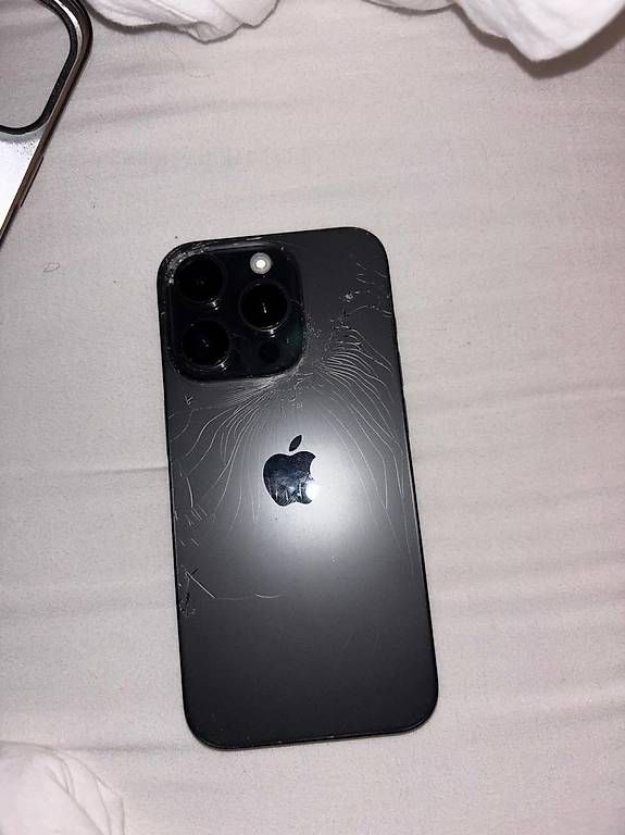 Portables: iPhone 15 pro – D'occasion à Genève par tay_m6f9 2