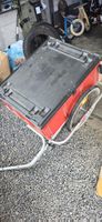 Roter Veloanhänger / Einkaufswagen mit Deckel